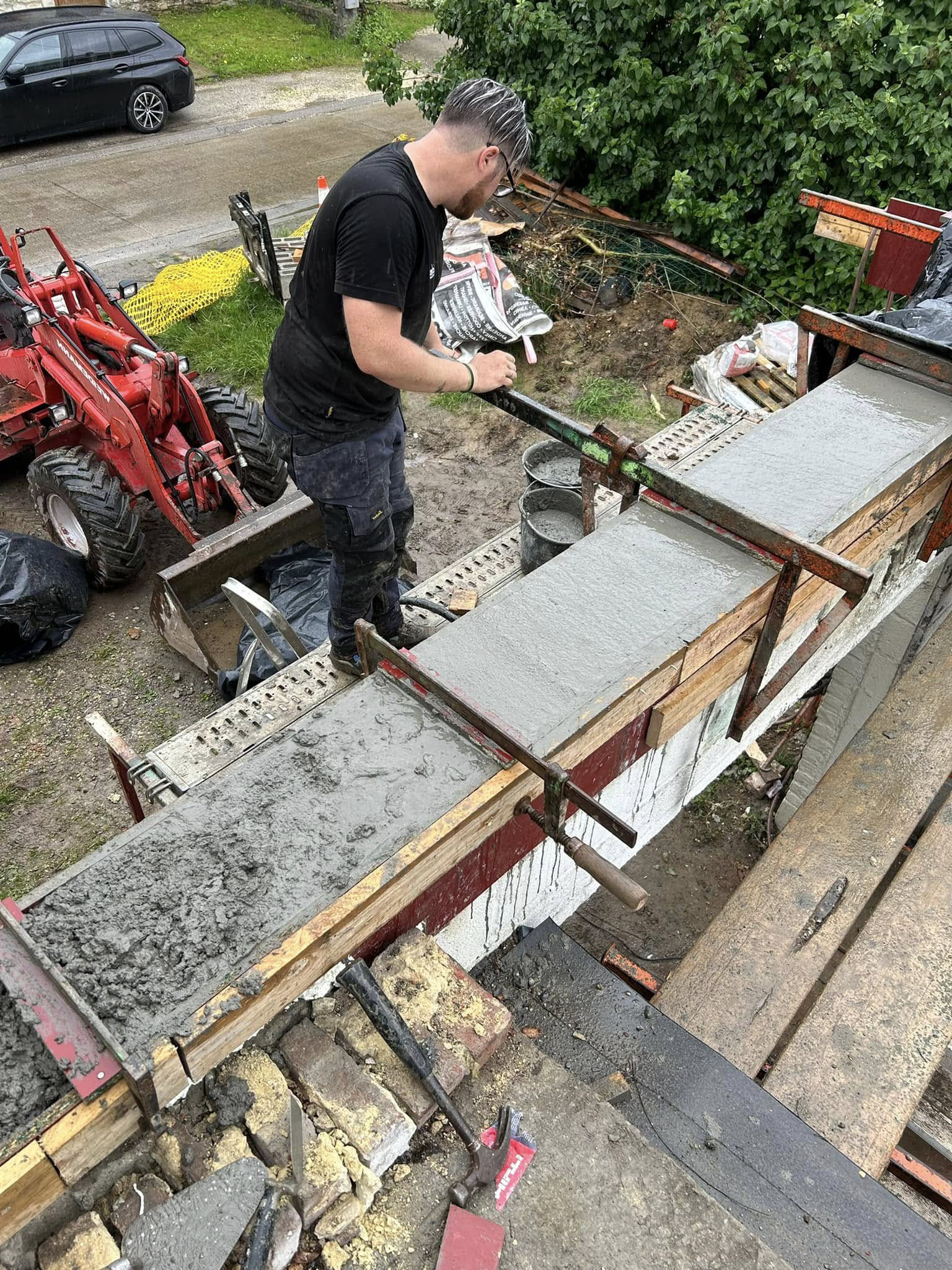 Alexis Jonckers réalisant un mur en briques